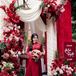 Cổng rạp ăn hỏi nhung đỏ monogram K voan kem trụ hoa đỏ hồng