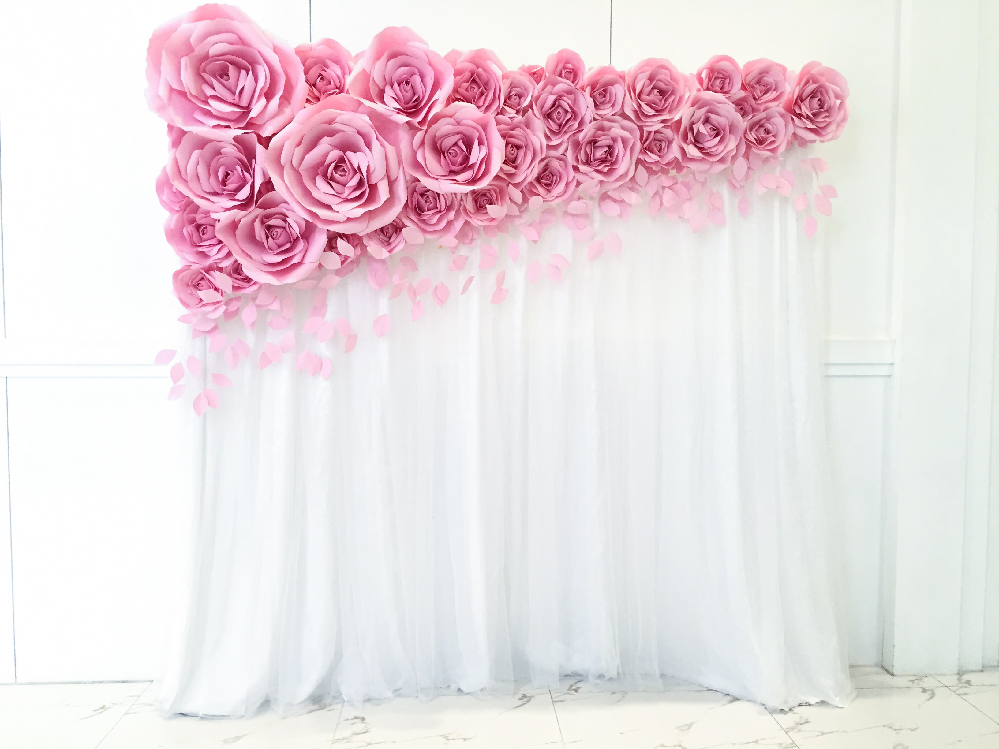 Backdrop hoa giấy cho đám cưới hiện đại