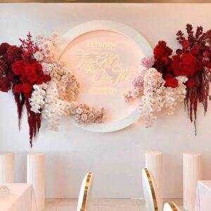 Backdrop gia tiên lễ tân hôn vòng tròn neon tên hoa đỏ đô hồng phấn