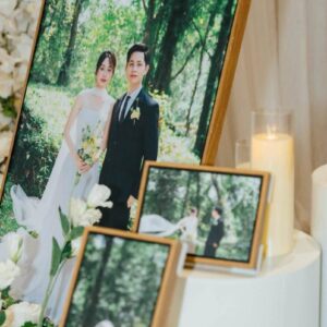 Bàn đón khách tiệc cưới ảnh cưới khung gỗ nến hoa trắng