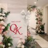 Bảng Nhà có hỷ monogram QK nơ trắng hoa hồng pastel
