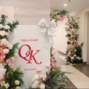 Bảng Nhà có hỷ monogram QK nơ trắng hoa hồng pastel