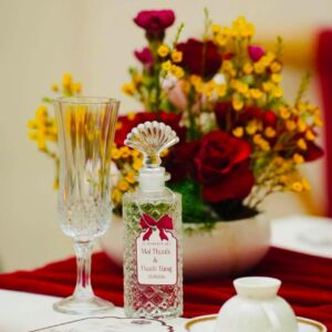 Chai tag tên cặp đôi và ly pha lê bàn trà lễ đính hôn