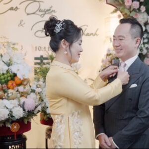 Cô dâu cài hoa cho chú rể trong lễ ăn hỏi