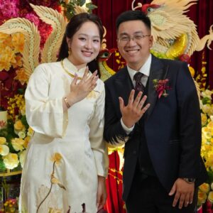 Cô dâu chú rể khoe nhẫn đính hôn trước tráp rồng phượng
