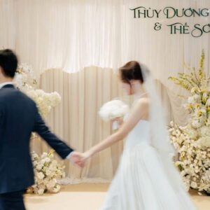 Cô dâu chú rể nắm tay đi trước sân khấu tiệc cưới Thùy Dương Thế Sơn