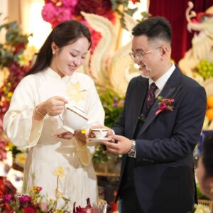 Cô dâu chú rể rót trà trong lễ đính hôn