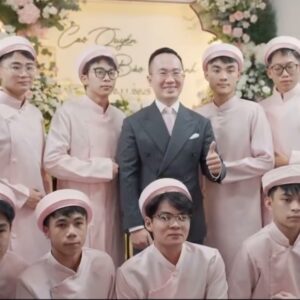 Đội bê tráp nam áo dài hồng mũ khăn lễ ăn hỏi Cao Quyền Bảo Khanh