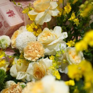 Hoa hồng vàng lan vũ nữ trang trí tráp đính hôn