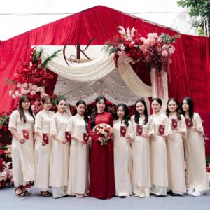 Lễ ăn hỏi tại nhà tông màu đỏ rạp nhung đỏ và đội bê tráp nữ áo dài trắng