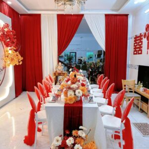 Lễ tân hôn Chí Kiên Lan Anh bàn dài khăn đỏ ghế thắt nơ voan đỏ