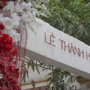 Chữ Lễ thành hôn trên cổng cưới hoa hồng đỏ cẩm chướng trắng