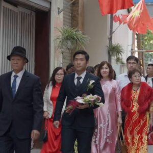 Đoàn nhà trai bưng lễ vào ngõ đón dâu