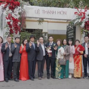 Hai gia đình chụp ảnh lưu niệm trước cổng cưới