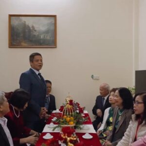 Hai họ ngồi làm lễ gia tiên bàn trà khăn đỏ