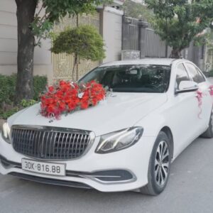 Xe hoa Mercedes trắng kết hoa hồng đỏ đỗ trước ngõ