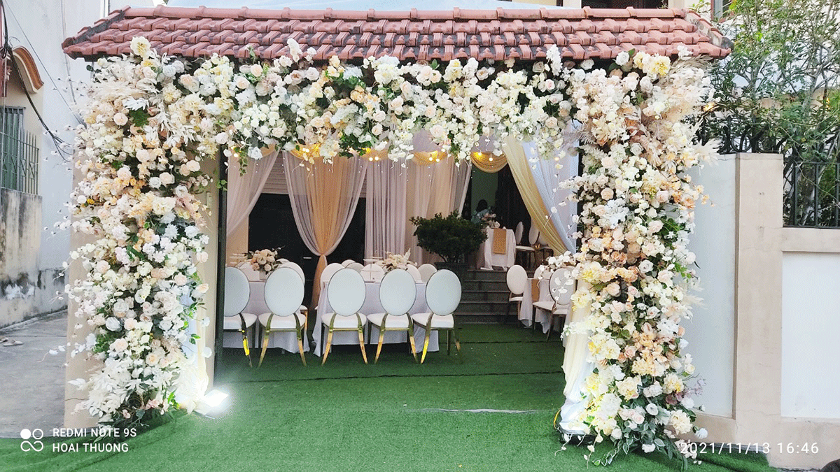 Cổng hoa cưới bằng lụa các tone màu