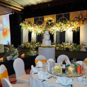 Bàn khách tiệc cưới Việt Dũng Ngọc Mai màn chiếu Happy Wedding bánh cưới bốn tầng