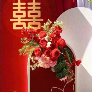 Bảng chữ Hỷ vàng kim hoa đỏ vòm trắng lễ đính hôn Trương Như Ý