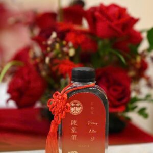 Chai nước nhãn đỏ in tên Trương Như Ý tiệc đính hôn 訂婚宴