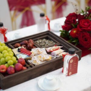 Khay mứt gỗ nho táo hoa hồng đỏ bàn tiệc lễ đính hôn Trương Như Ý