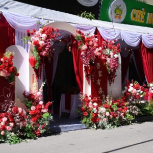 Rạp mặt phố và cổng vòm đỏ trắng lễ đính hôn Trương Như Ý