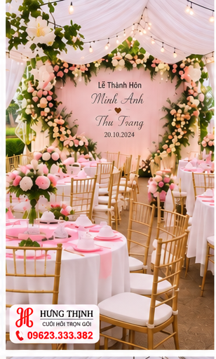 Bàn tròn khăn hồng, ghế Tiffany vàng kê cho lễ thành hôn