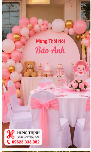 Bàn tròn khăn trắng, ghế bọc áo nơ hồng cho tiệc thôi nôi