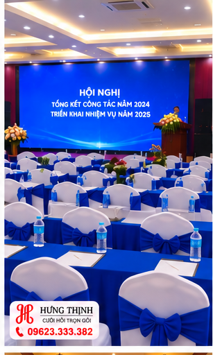 Bàn hội nghị khăn xanh, ghế bọc áo nơ xanh xếp hàng trong hội trường