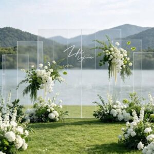 Backdrop acrylic ghép rộng tên viết tay cụm hoa trắng đặt chéo đám cưới bên hồ núi