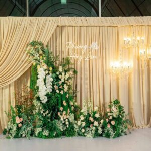 Backdrop chụp ảnh rèm kem neon tên đèn chùm pha lê tiệc cưới Phương Hà Hồng Lâm
