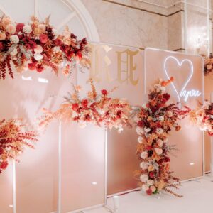 Backdrop cưới màu cam đào tấm mica mờ neon trái tim monogram chữ vàng hoa khô cam đỏ