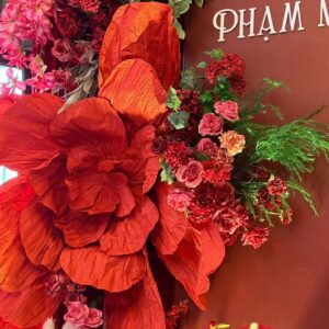 Backdrop cưới màu đỏ hoa giấy đỏ cam khổng lồ hoa hồng nền đỏ trầm Phạm My