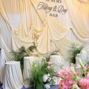 Backdrop gia tiên voan kem xếp nếp tên Hương Duy lễ ăn hỏi hoa hồng phấn cây xanh