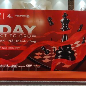 Backdrop in bạt hội nghị khách hàng tông đỏ kèm standee hai bên và sân khấu thảm đỏ