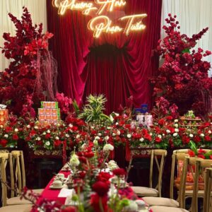 Backdrop neon đám cưới gia tiên Phương Anh Phạm Tuấn neon vàng rèm nhung đỏ