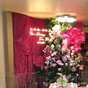 Backdrop neon đám cưới Kim Phượng Tiến Thành neon hồng rèm đỏ lễ ăn hỏi vu quy