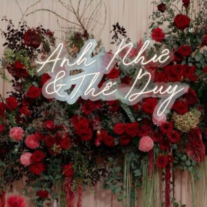 Backdrop neon đám cưới lễ vu quy Anh Như Thế Duy neon trắng khối hoa hồng đỏ