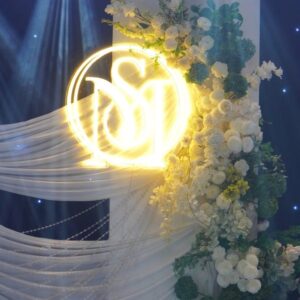 Backdrop neon đám cưới monogram SD neon tròn voan trắng hoa trắng phông navy