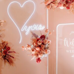 Backdrop neon đám cưới neon trắng trái tim nền cam đào hoa khô