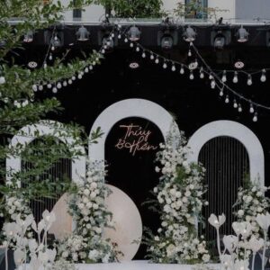 Backdrop neon đám cưới Thùy Hiền neon hồng vòm trắng dây bóng đèn