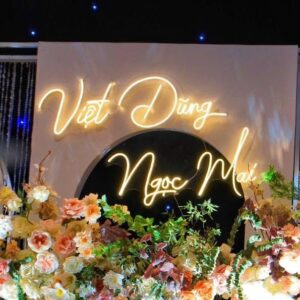 Backdrop neon đám cưới Việt Dũng Ngọc Mai neon vàng ấm vòm đen hoa cam đào