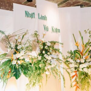 Backdrop tấm trắng chữ Nhật Linh Vũ Kiên màu xanh hoa thiên điểu sen trắng