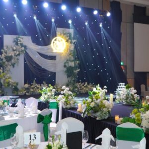 Tháp ly champagne trên sân khấu sảnh tiệc cưới hoa trắng
