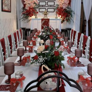 Bàn dài hai họ runner đỏ ghế Chiavari ly tím gia tiên chữ hỷ lễ vu quy tại nhà