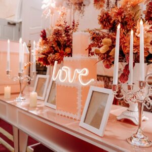 Bàn gương chân nến bạc khung ảnh trắng bánh cưới neon love cam đào