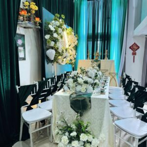Bàn hai họ khăn trắng ghế tiffany buộc nhung xanh rèm xanh rêu lễ tân hôn Thành Tiến Minh Thư