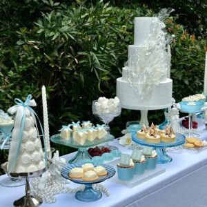 Bàn tiệc ngọt cưới ngoài trời bánh ba tầng trắng tháp macaron nơ xanh đĩa chân cao xanh dương