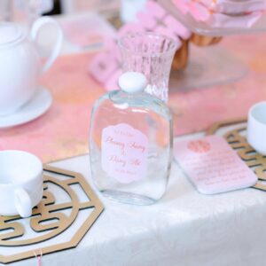 Bàn trà gấm hồng ấm trắng chai tag Lễ vu quy lót ly bát giác vàng thẻ cảm ơn hồng