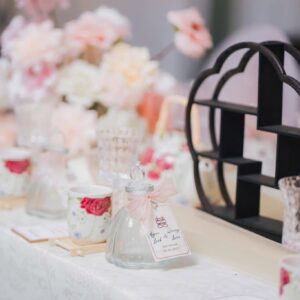 Bàn trà hoa hồng hồng ly pha lê kệ gỗ chữ hỷ lễ vu quy hồng đào